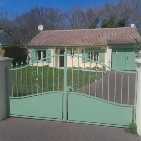 Maison à Sainte-cécile-plage Hébergement de vacances *